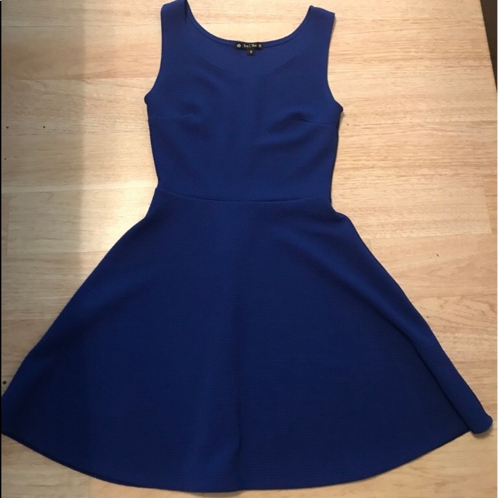 Flowy bottom body con type top, super cute dress
